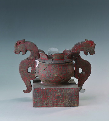 春秋彩绘龙耳方座簋